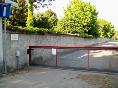 Via Resegone sbarrata da un cancello privato